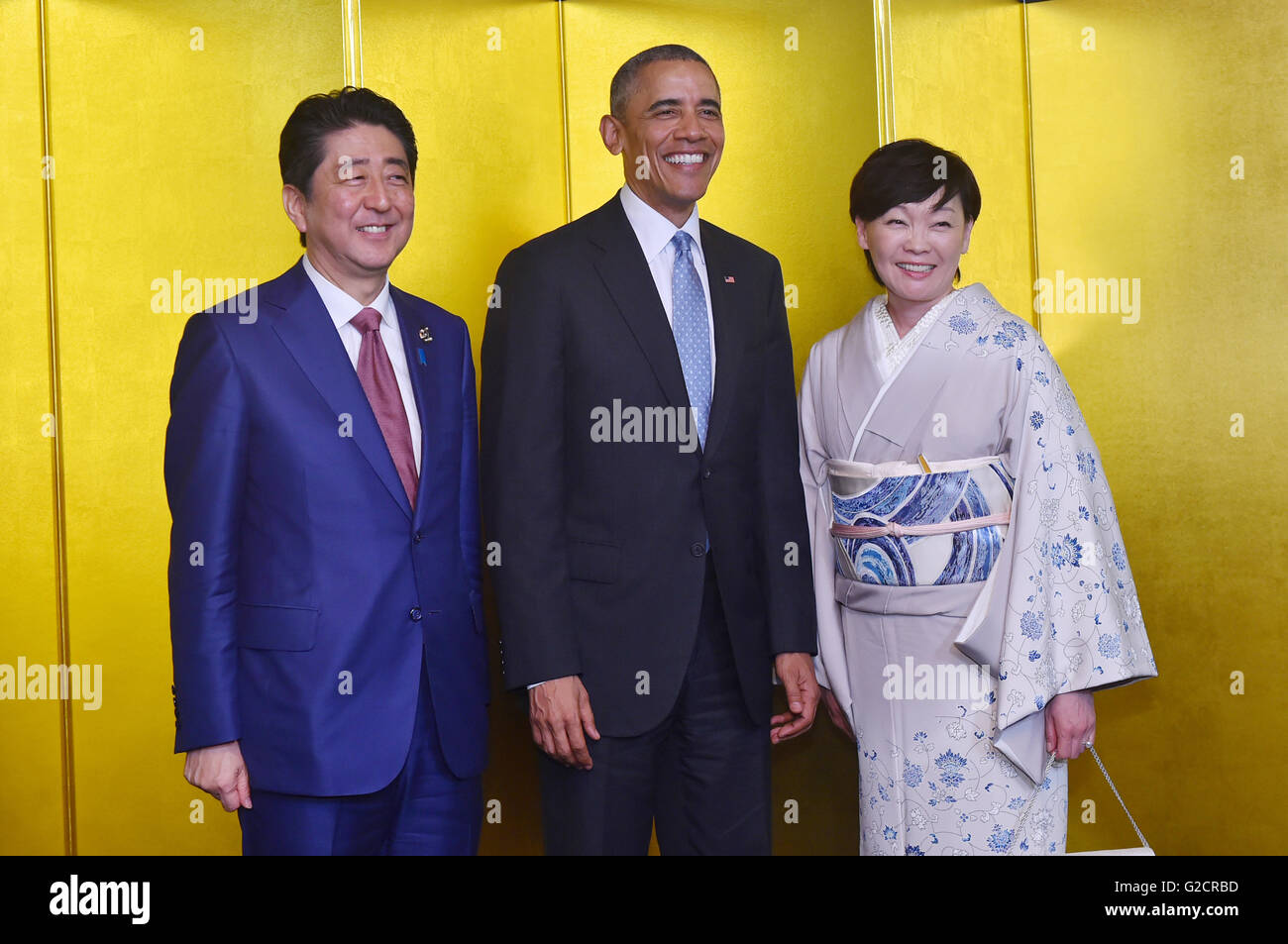 Le Premier ministre japonais Shinzo Abe et son épouse Akie Abe, stand avec le président américain Barack Obama devant un cocktail au sommet du G7, 26 mai 2016 à Shima, préfecture de Mie, au Japon. Banque D'Images