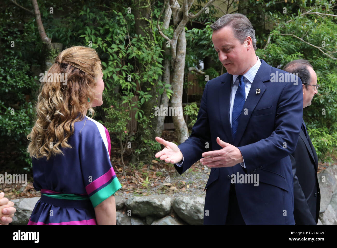 Le Premier ministre britannique, David Cameron, s'entretient avec Sophie Gregoire-Trudeau, épouse du Premier ministre du Canada, Justin Trudeau lors d'une démonstration de véhicules autonomes en marge du Sommet du G7, 26 mai 2016 à Shima, préfecture de Mie, au Japon. Banque D'Images