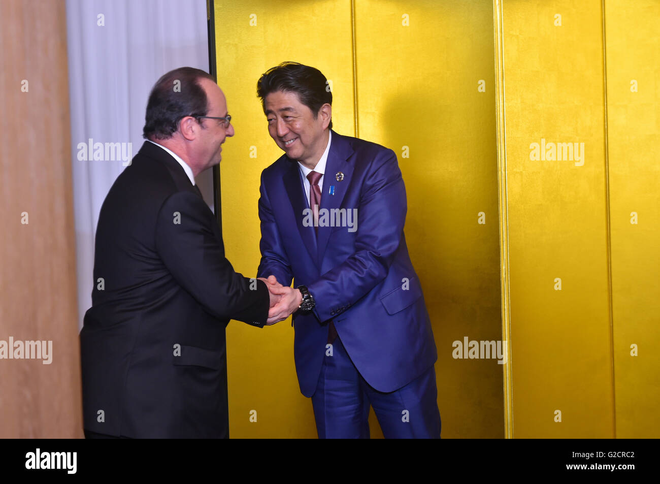 Le Premier ministre japonais Shinzo Abe accueille le président français François Hollande lors d'un cocktail au sommet du G7, 26 mai 2016 à Shima, préfecture de Mie, au Japon. Banque D'Images