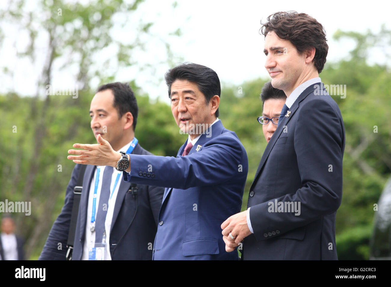 Le Premier ministre japonais Shinzo Abe points sur un véhicule autonome au Canada Le premier ministre Justin Trudeau, à droite, au cours d'une manifestation en marge du Sommet du G7, 26 mai 2016 à Shima, préfecture de Mie, au Japon. Banque D'Images