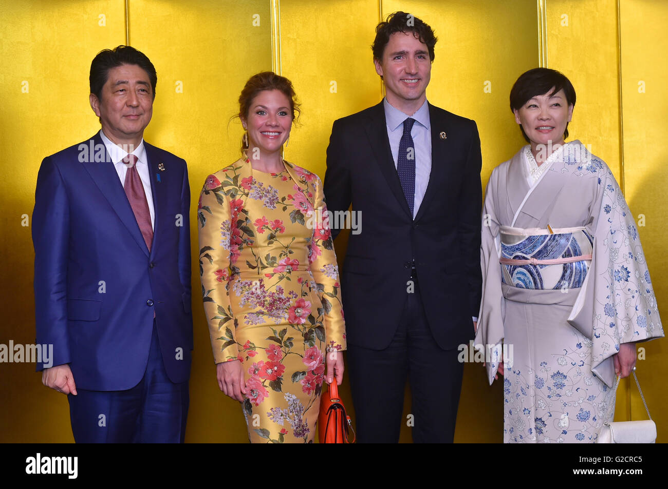 Le Premier ministre japonais Shinzo Abe et son épouse Akie Abe, stand avec le Canada le premier ministre Justin Trudeau et Sophie Gregoire-Trudeau avant qu'un cocktail au sommet du G7, 26 mai 2016 à Shima, préfecture de Mie, au Japon. Banque D'Images