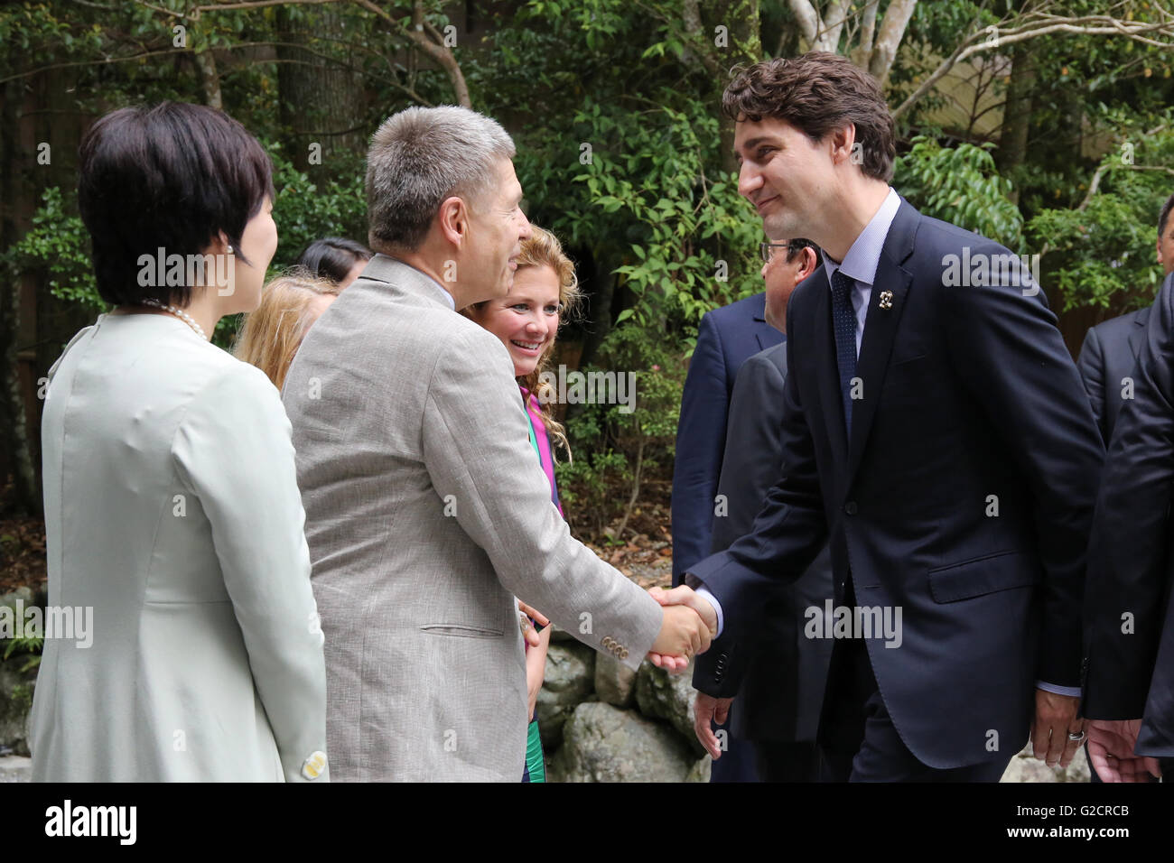 Le premier ministre du Canada, Justin Trudeau, droite, accueille le Dr Joachim Sauer, mari de la Chancelière allemande Angela Merkel lors d'une démonstration de véhicules autonomes en marge du Sommet du G7, 26 mai 2016 à Shima, préfecture de Mie, au Japon. Banque D'Images