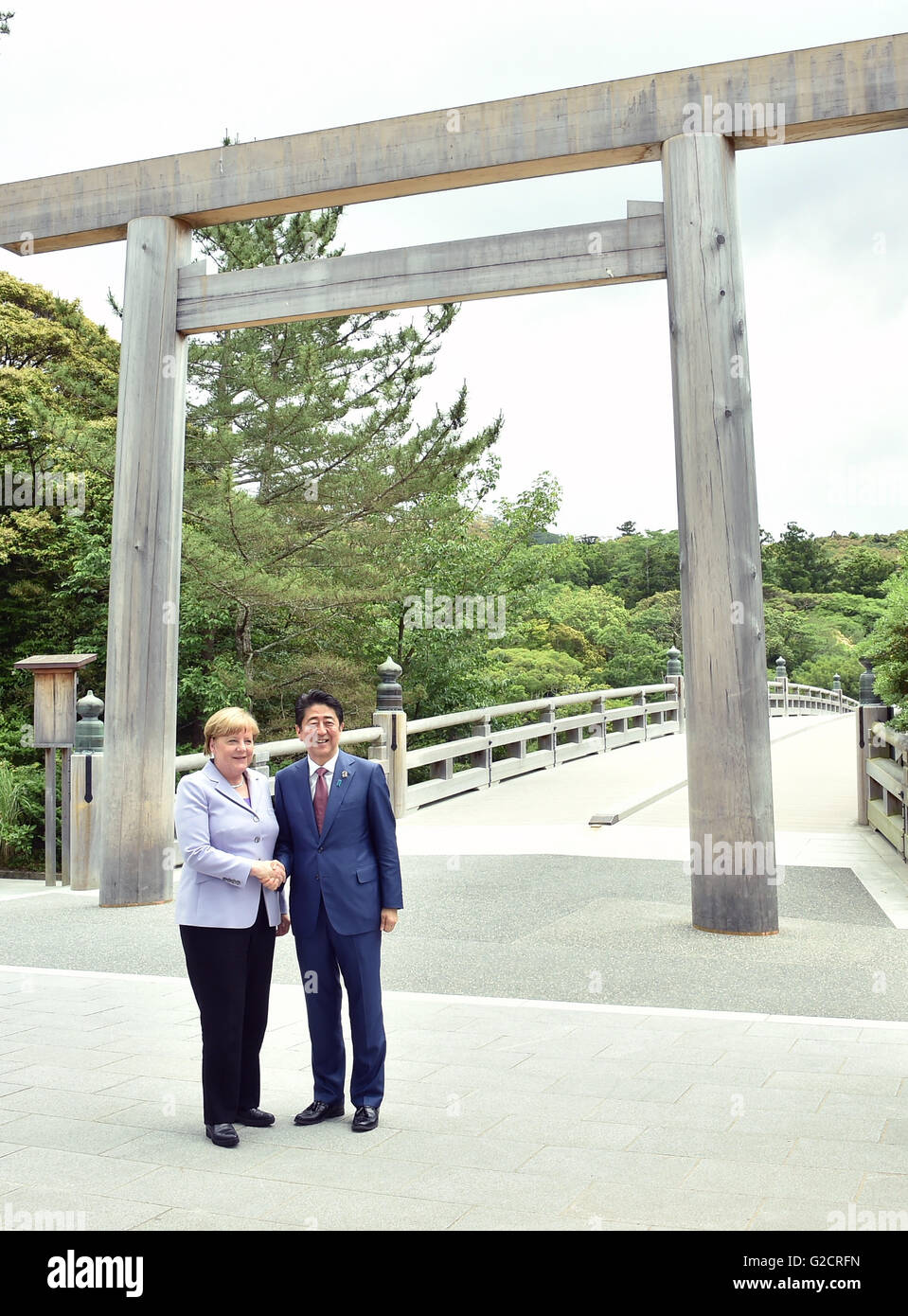 Le Premier ministre japonais Shinzo Abe accueille la chancelière allemande Angela Merkel lors du sommet G7 tour de l'Ise Jingu 26 mai 2016 à Ise, le Japon. Ise Jingu est le plus important lieu de culte de la religion Shinto indigène du Japon. Banque D'Images