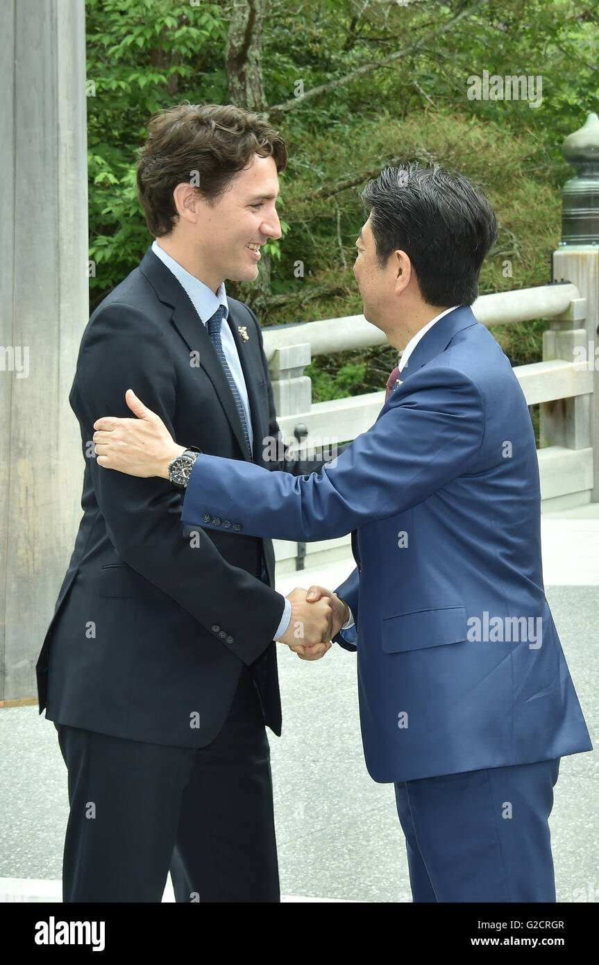 Le Premier ministre japonais Shinzo Abe salue le premier ministre du Canada, Justin Trudeau lors du sommet G7 tour de l'Ise Jingu 26 mai 2016 à Ise, le Japon. Ise Jingu est le plus important lieu de culte de la religion Shinto indigène du Japon. Banque D'Images