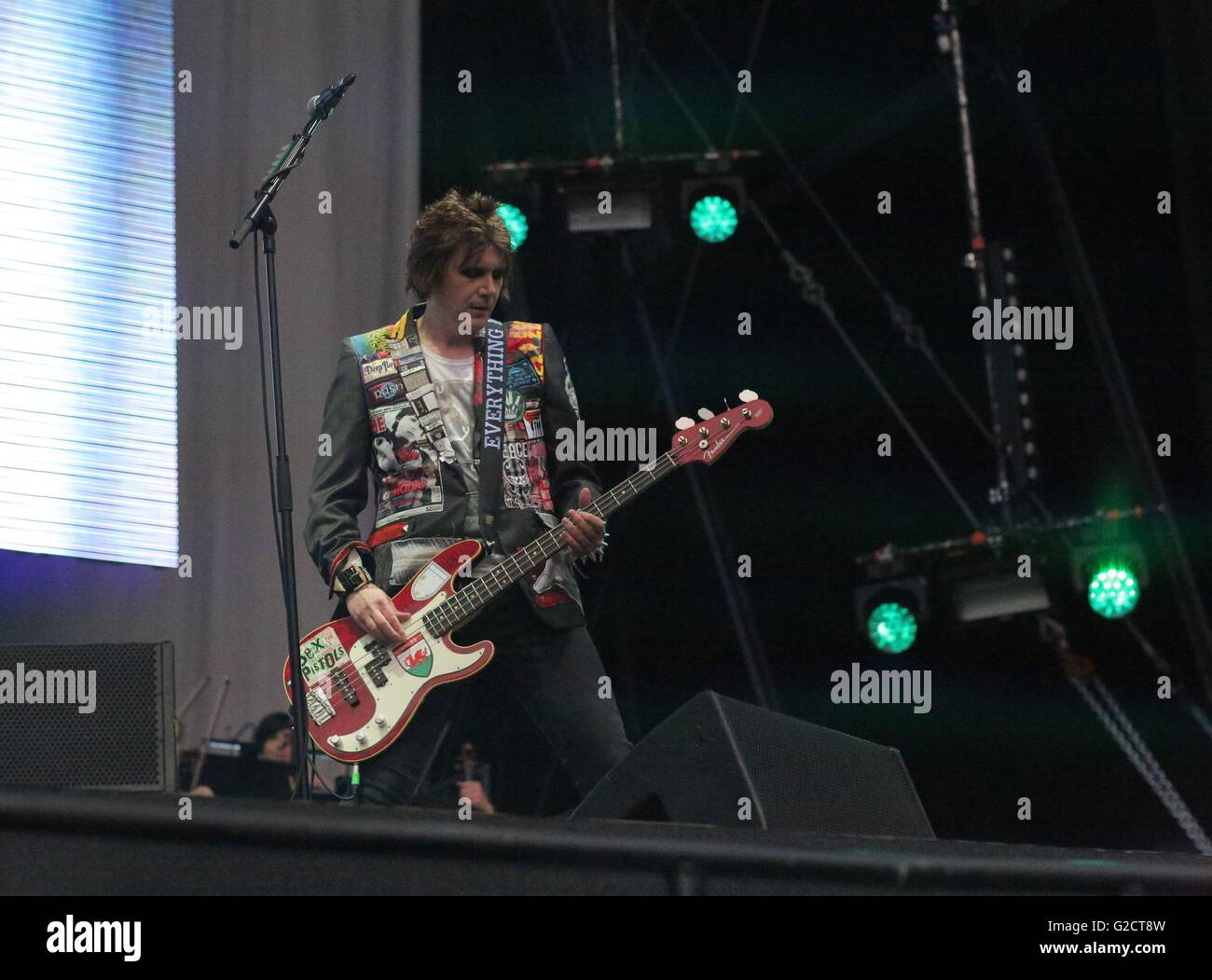 Manic Street Preachers bassiste et parolier Nicky Wire sur scène lors de son concert du groupe au Liberty Stadium de Swansea. Banque D'Images