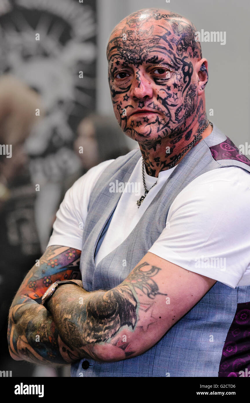 BELFAST, IRLANDE DU NORD. 28 MAI 2016 - 6th Conférence de Tattoo en Irlande du Nord. Colin de Ballymena montre ses tatouages qui couvrent la plupart de son corps, y compris son visage Banque D'Images