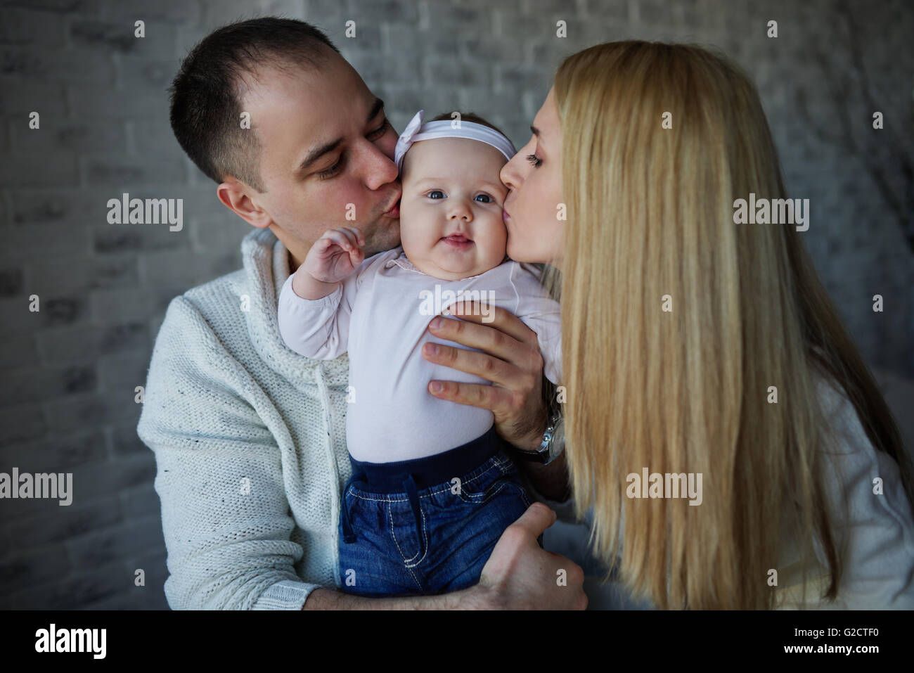 Heureux père et mère avec bébé Banque D'Images