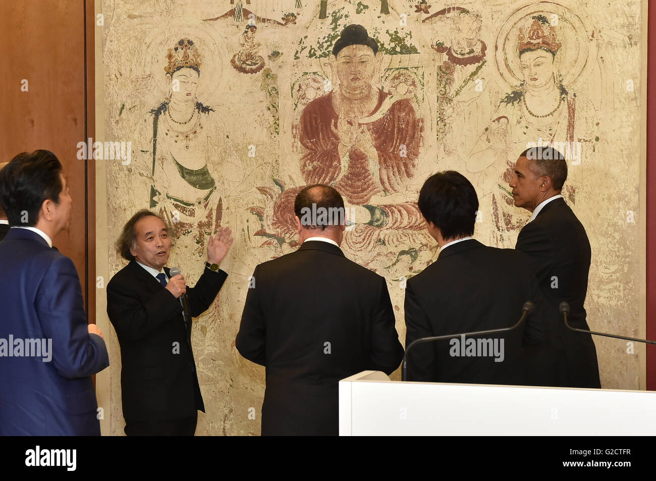 Le Premier ministre japonais Shinzo Abe, à gauche, le Président français François Hollande et le président américain Barack Obama d'écouter l'explication d'un reproduit peinture murale du Temple Horyuji aux expositions sur la lutte contre le terrorisme et la conservation des biens culturels avant le dîner de travail pendant le sommet du G7, 26 mai 2016 à Shima, Mie, Japon. Banque D'Images Le Premier ministre japonais Shinzo Abe, à gauche, le Président français François Hollande et le président américain Barack Obama d'écouter l'explication d'un reproduit peinture murale du Temple Horyuji aux expositions sur la lutte contre le terrorisme et la conservation des biens culturels avant le dîner de travail pendant le sommet du G7, 26 mai 2016 à Shima, Mie, Japon. Banque D'Images