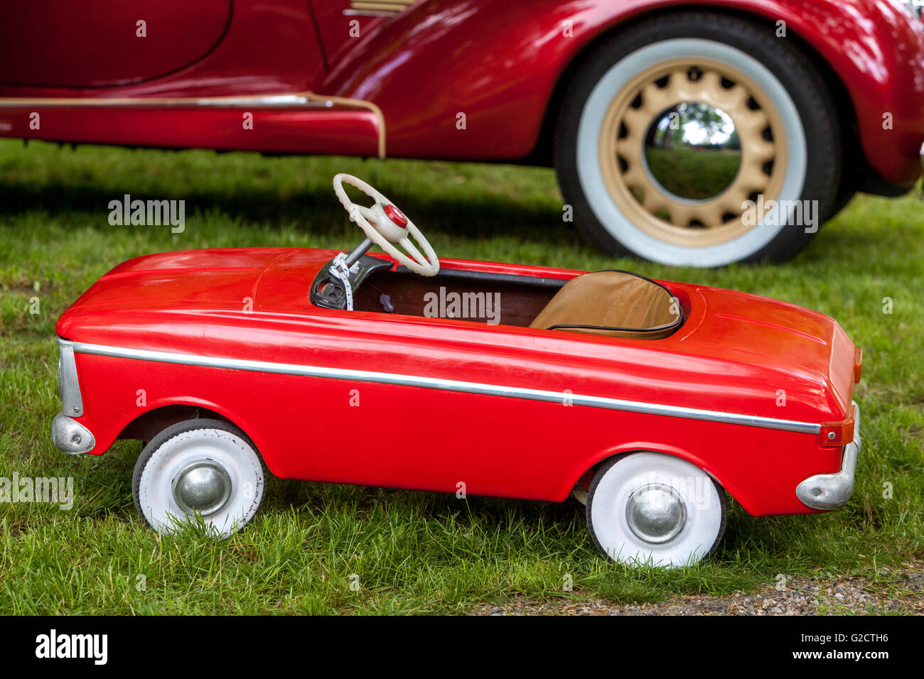 Voiture à pédales en métal vintage MOSKVICH - URSS des années 1970 - France