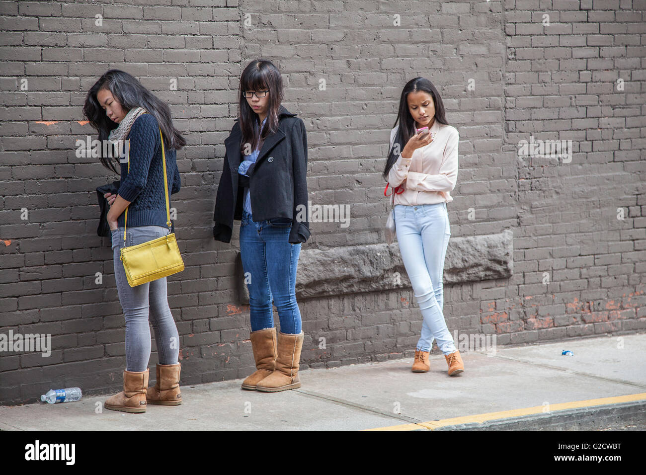Trois jeunes filles du secondaire d'un mur permanent à Worcester, MA Banque D'Images