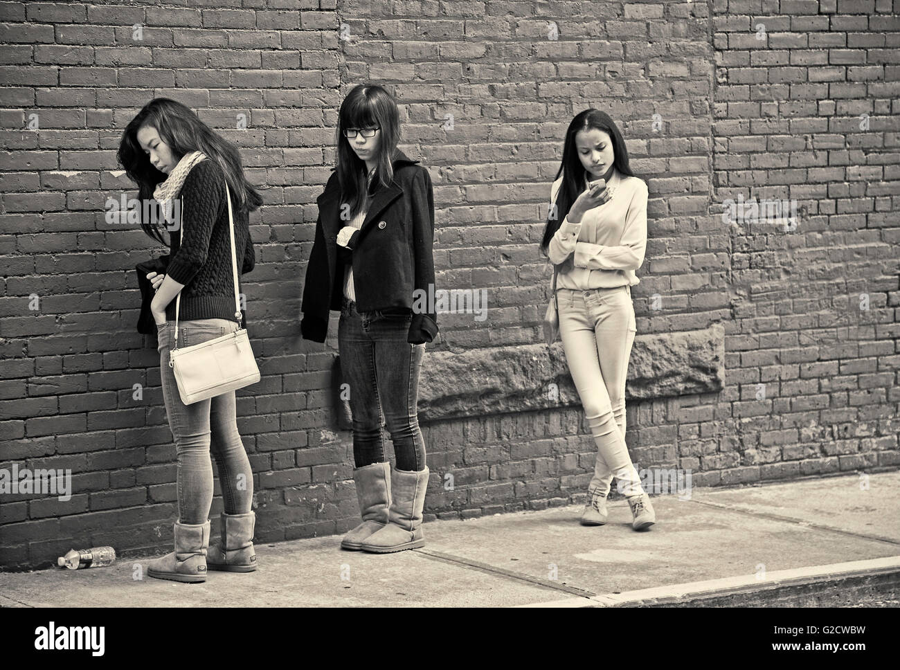 Trois adolescents Comité permanent par un mur de briques à Worcester, MA Banque D'Images