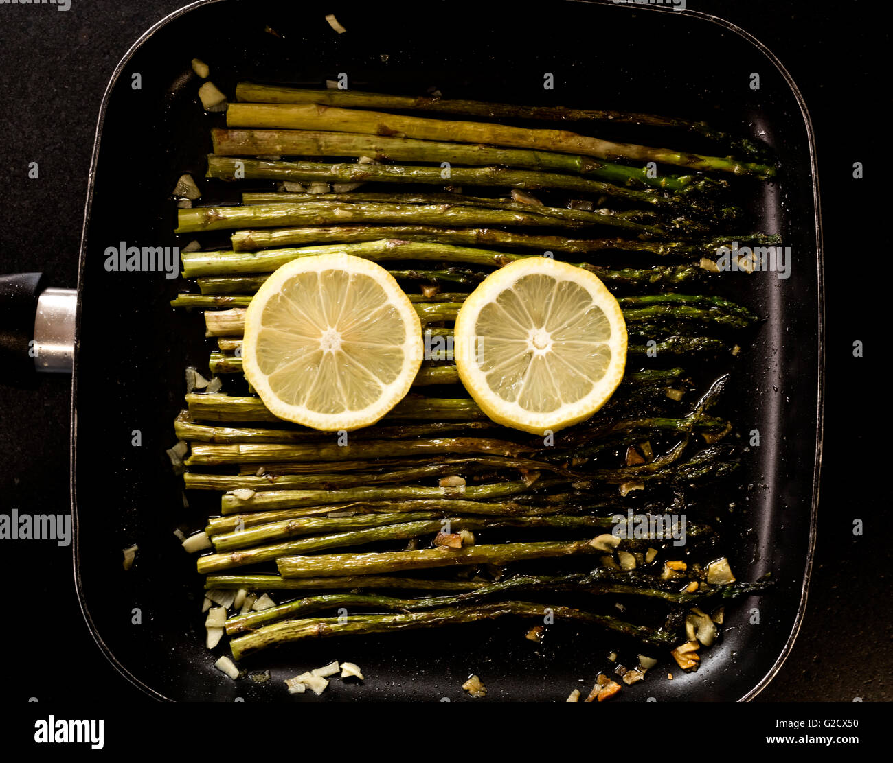 Recette asperges sauvages à l'ail et le citron dans une casserole juste pour manger Banque D'Images