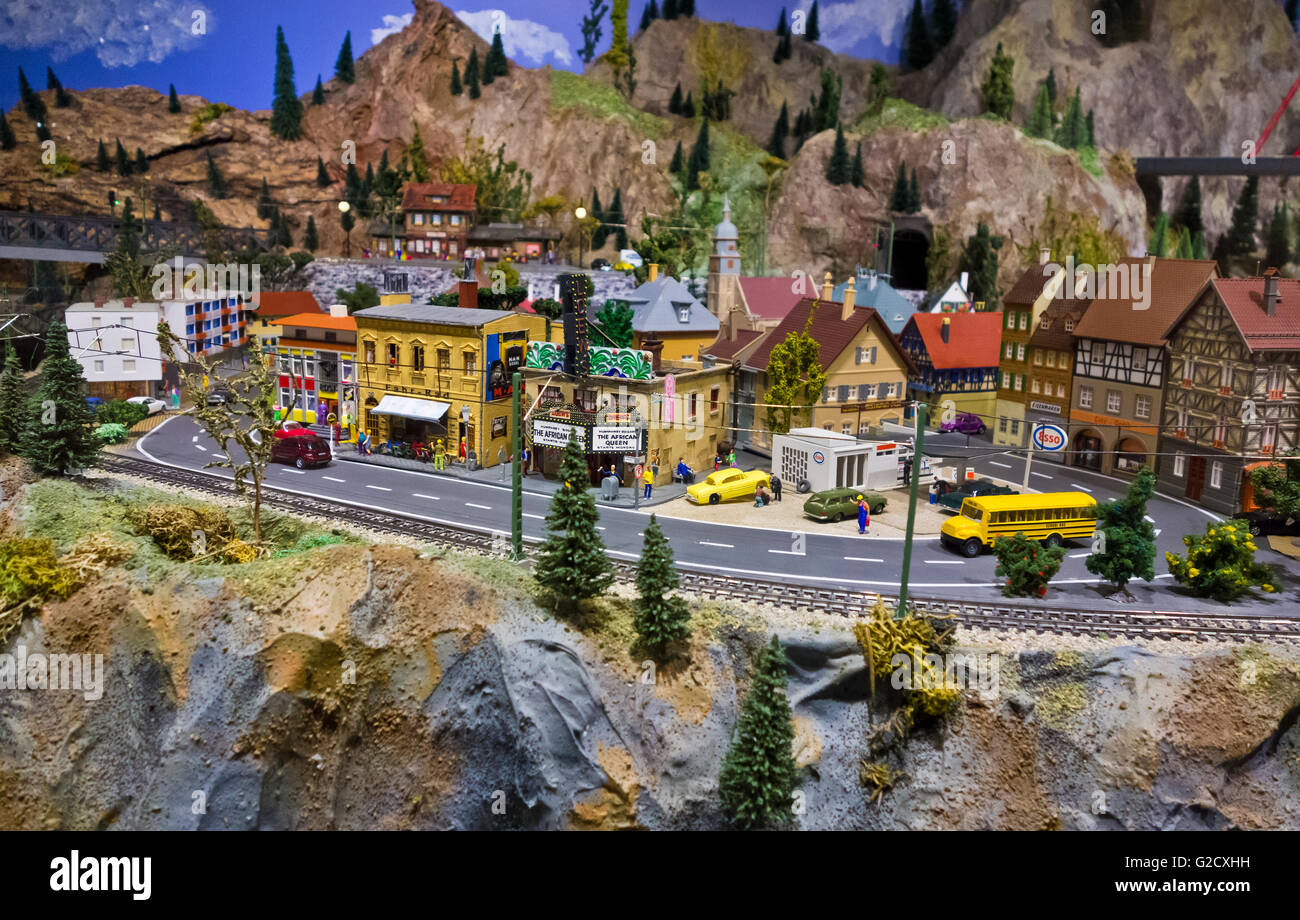Scène de village miniature à l'Osoyoos Desert Model Railroad. À Osoyoos, Colombie-Britannique, Canada. Banque D'Images