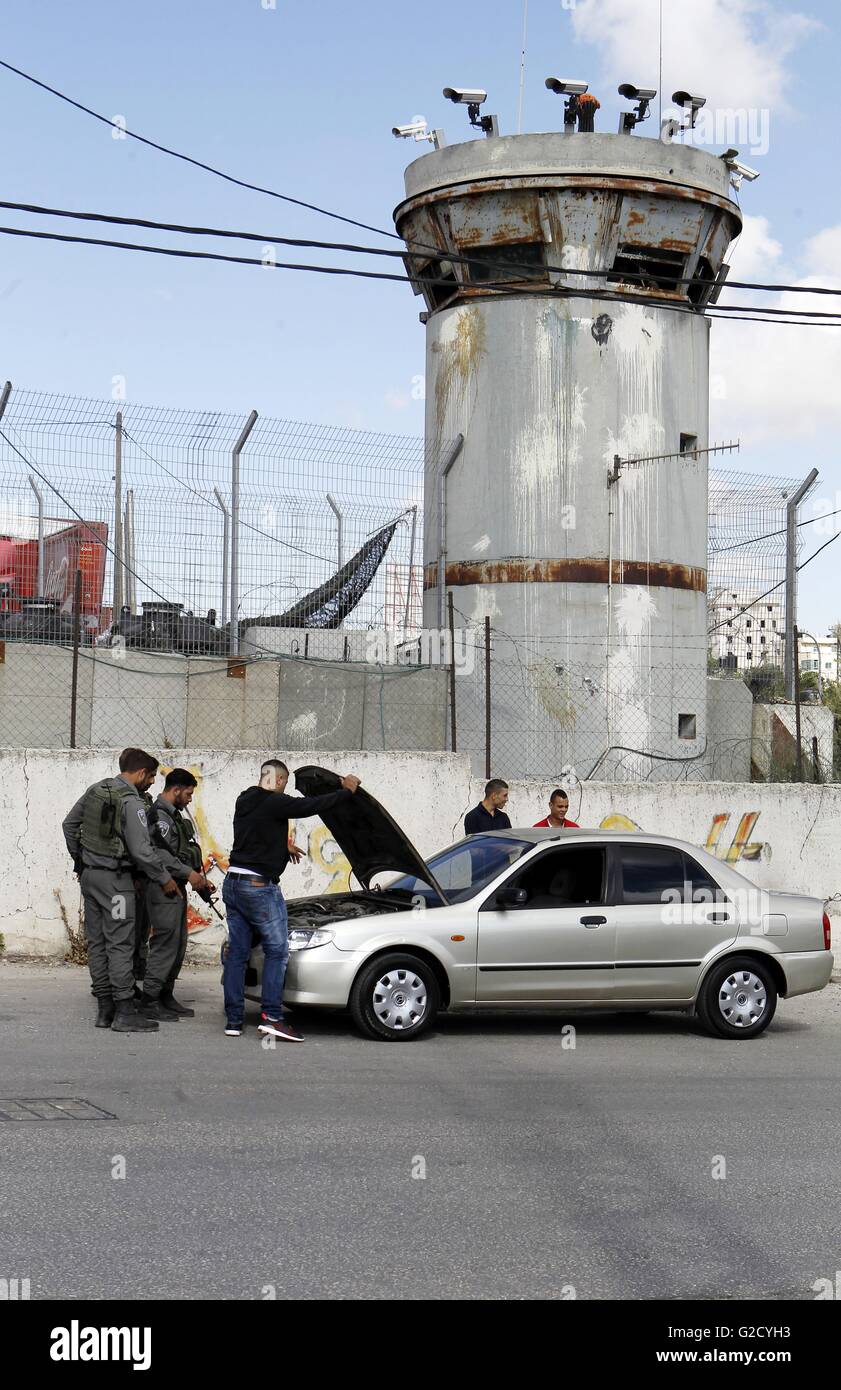 Hébron, en Cisjordanie, en territoire palestinien. 27 mai, 2016. Les forces israéliennes de sécurité inspecter les voitures palestiniennes dans le village cisjordanien de Halhul, près d'Hébron, le 27 mai, 2016 © Hashlamoun Wisam APP/Images/ZUMA/Alamy Fil Live News Banque D'Images