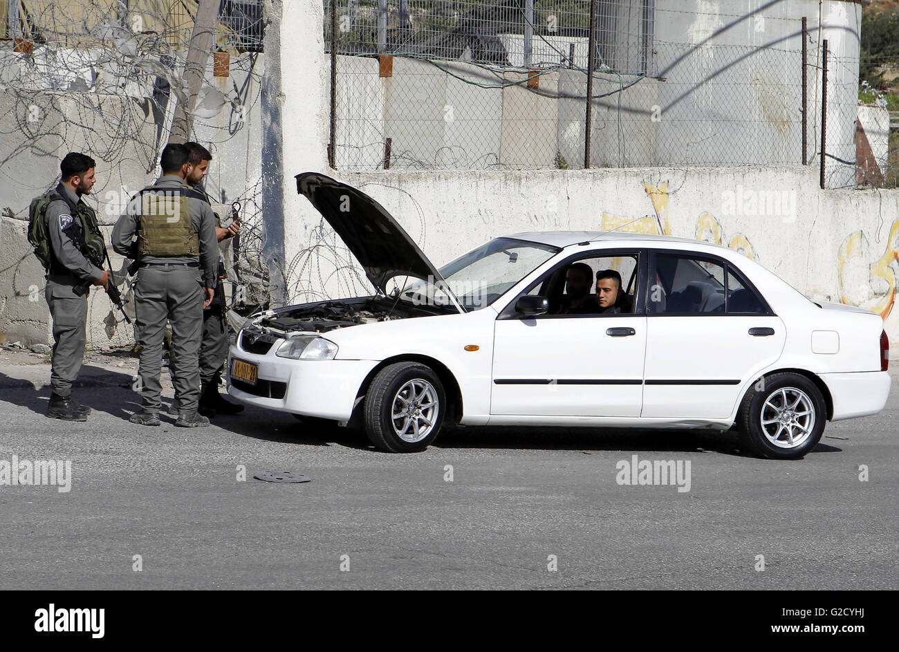 Hébron, en Cisjordanie, en territoire palestinien. 27 mai, 2016. Les forces israéliennes de sécurité inspecter les voitures palestiniennes dans le village cisjordanien de Halhul, près d'Hébron, le 27 mai, 2016 © Hashlamoun Wisam APP/Images/ZUMA/Alamy Fil Live News Banque D'Images