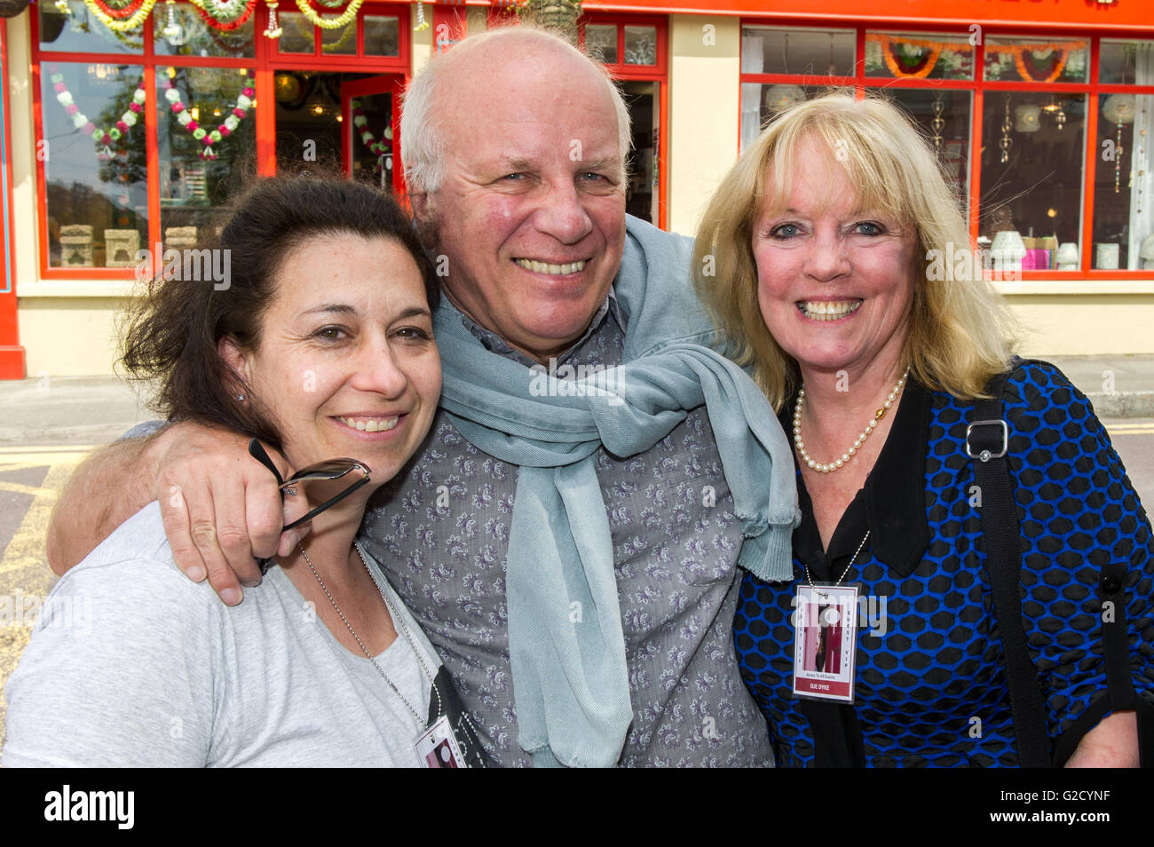 Schull, Irlande. 27 mai 2016. Ancien directeur général de la BBC et des deux présidents actuels du British Film Institute et de la Football Association, Greg Dyke, qui est interviewé au festival, est photographié avec son épouse, Sue et directeur et programmateur du festival Mémoires Helen Wells. Le festival se déroule jusqu'au dimanche 29 mai. Credit : Andy Gibson/Alamy Live News Banque D'Images