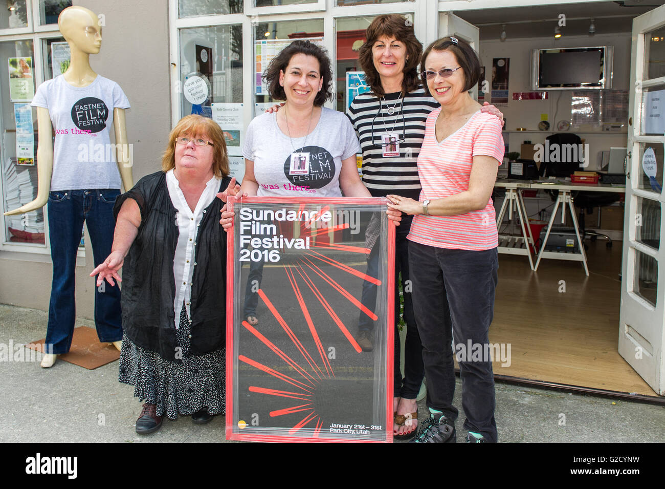 Schull, Irlande. 27 mai 2016. Sur la photo à l'extérieur de la Fastnet Film Festival Box Office sont : Pauline Cotter, collecte de fonds et de directeur ; Helen Wells Directeur Communications et programmeur ; Hilary McCarthy, Président du Festival, PRO & Media et Judy Bollinger, Sponsor Titre du Festival. Le festival se déroule jusqu'au dimanche 29 mai. Credit : Andy Gibson/Alamy Live News Banque D'Images