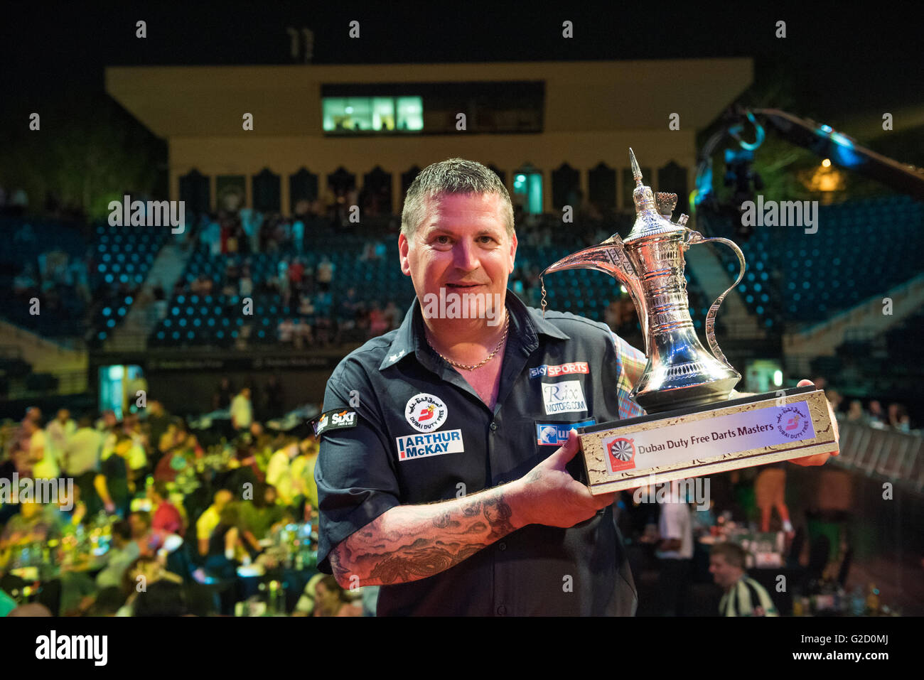 Dubaï, Émirats arabes unis, le 27 mars 2016. Scotland's Gary Anderson célèbre avec le Dubai Duty Free 2016 Fléchettes Masters trophy. PDC actuel Champion du Monde Anderson battre la défense de trois fléchettes DDF Masters et actuelle n°1 mondiale Michael van Gerwen des Pays-Bas, de remporter le titre pour la première fois Crédit : Feroz Khan/Alamy Live News Banque D'Images