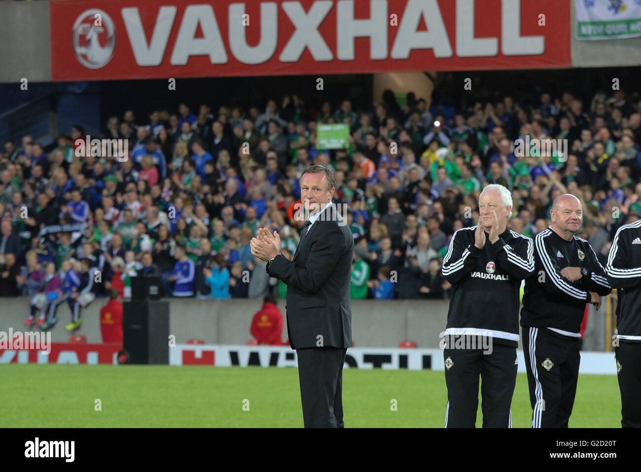 Stade National de Football, Belfast, Royaume-Uni. 27 mai 2016. NI manager Michael O'Neill reflète en partisans reconnaître les réussites en qualifications pour l'Euro 2016 finale. L'équipe d'Irlande du Nord ont remporté leur dernier match 3-0 ce soir contre la Biélorussie. Le côté laisser la semaine prochaine pour la finale de l'Euro 2016 en France. Crédit : David Hunter/Alamy Live News Banque D'Images