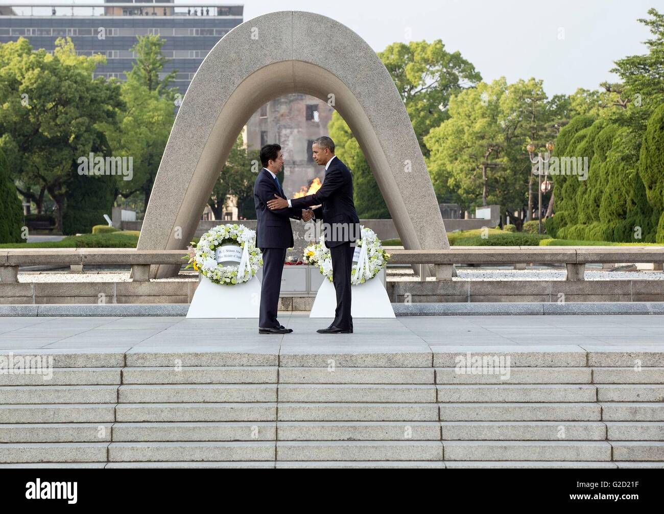 Hiroshima, Japon. 27 mai, 2016. Le président américain Barack Obama serre la main avec le Premier ministre japonais Shinzo après le dépôt de gerbes lors d'une cérémonie au monument de la paix de Hiroshima, 27 mai 2016 à Hiroshima, au Japon. Credit : Planetpix/Alamy Live News Banque D'Images
