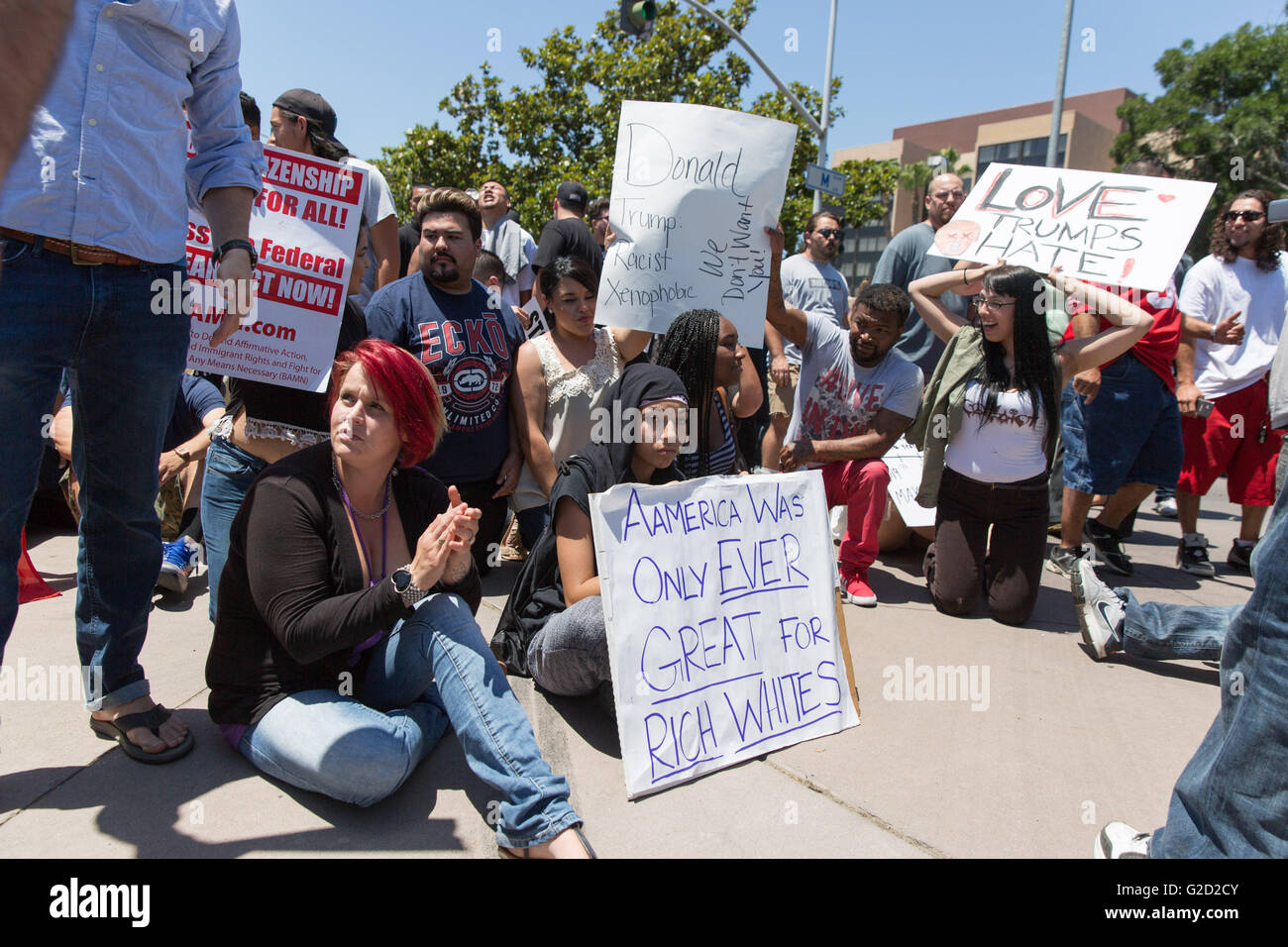 Fresno, Californie, USA. 27 mai, 2016. Les manifestants s'asseoir à la ligne de la police après que des agents ont tenté de les repousser en arrière après un rallye de Donald Trump. Crédit : John Orvis/Alamy Live News Banque D'Images