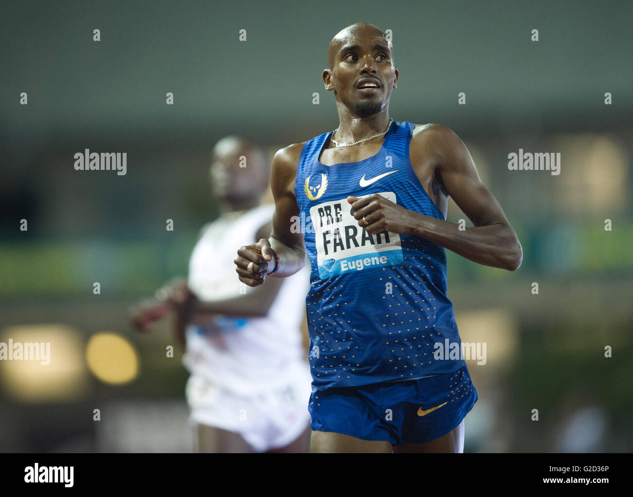 Eugene, États-Unis. 27 mai, 2016. Mo Farah de Grande-bretagne sprints durant la Men's 10 000 mètres à la finale 2016 de la Ligue de diamant de l'IAAF à Eugene, États-Unis, le 27 mai 2016. Mo Farah a soutenu le titre en 26:53,71. Crédit : Yang Lei/Xinhua/Alamy Live News Banque D'Images