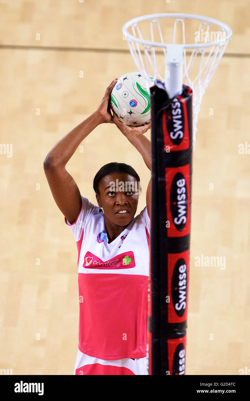 Melbourne, Victoria, Australie. 28 mai, 2016. CARLA BORREGO de Adelaide Thunderbirds pousses pour but durant le championnat 2016 Netball ANZ entre Melbourne Vixens et l'Adelaide Thunderbirds. © Tom Griffiths/ZUMA/Alamy Fil Live News Banque D'Images