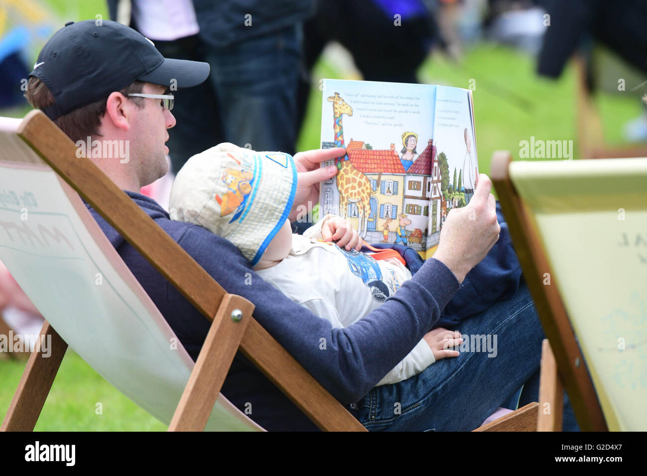 Hay Festival 2016, Hay on Wye, Powys, Pays de Galles, UK Lundi 28 mai 2016 Les gens profiter de la chaleur du soleil à long terme la moitié du printemps le Hay Festival 2016. Pendant dix jours à la fin de mai et au début juin, la petite ville de Hay on Wye sur la frontière devient le Wales-England "Woodstock de l'esprit', et attire certains des mondes meilleurs écrivains, romanciers et poètes Crédit photo : Keith morris/Alamy Live News Banque D'Images