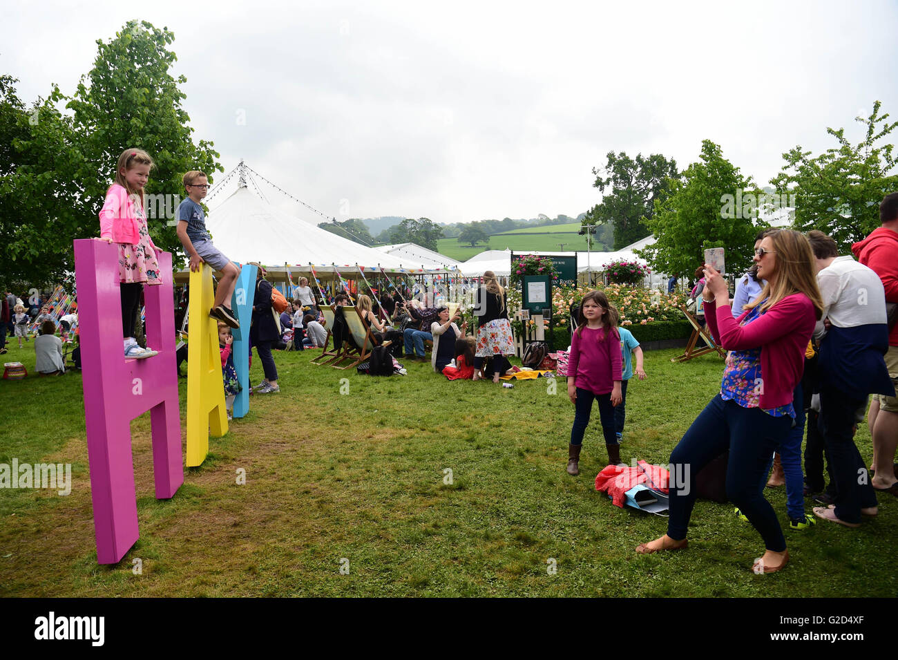 Hay Festival 2016, Hay on Wye, Powys, Pays de Galles, UK Lundi 28 mai 2016 Les gens profiter de la chaleur du soleil à long terme la moitié du printemps le Hay Festival 2016. Pendant dix jours à la fin de mai et au début juin, la petite ville de Hay on Wye sur la frontière devient le Wales-England "Woodstock de l'esprit', et attire certains des mondes meilleurs écrivains, romanciers et poètes Crédit photo : Keith morris/Alamy Live News Banque D'Images