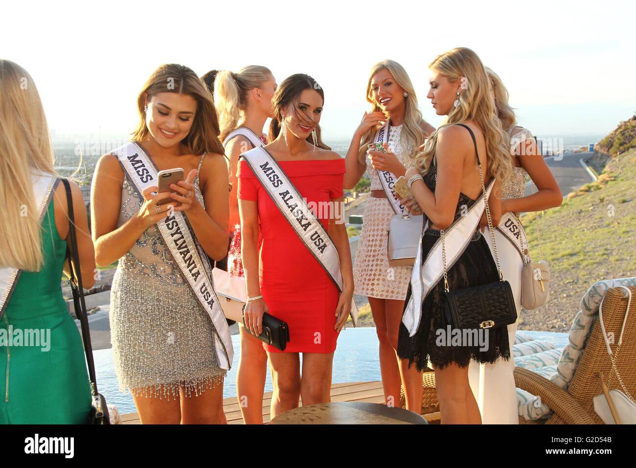 Henderson, NV, USA. 27 mai, 2016. Miss California USA, Elena LaQuatra, Miss Alaska USA, Ariane Audett, Miss Minnesota USA, Bridget Jacobs, Miss Arizona USA, Chelsea Myers lors d'une apparition publique pour Miss USA 2016 Réception de bienvenue, bord de l'eau Show Accueil, Henderson, NV 27 Mai, 2016. Credit : James Atoa/Everett Collection/Alamy Live News Banque D'Images