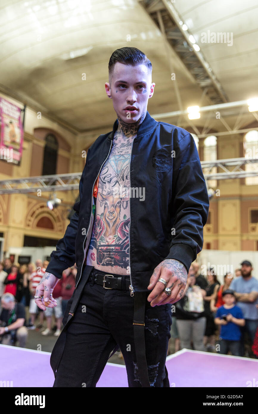 London, UK 28 Mai, 2016. Le Great British Tattoo Show à Alexandra Palace, Londres, Royaume-Uni. Le spectacle présente plus de 320 artistes de tatouage ainsi que des défilés de mode et de l'étape. Ryan, modèle à l'Alternative vintage Fashion Show. Copyright Carol Moir/Alamy Live News. Banque D'Images