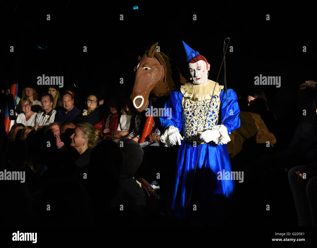 Düsseldorf, Allemagne. 27 mai, 2016. Clown blanc Gensi effectue pendant le Cirque Roncalli anniversaire show '40 Jahre Reise zum Regenbogen' à Duesseldorf, Allemagne, 27 mai 2016. Le spectacle a lieu du 26 mai au 19 juin 2016 à Düsseldorf, Allemagne. Photo : HORST OSSINGER/dpa/Alamy Live News Banque D'Images