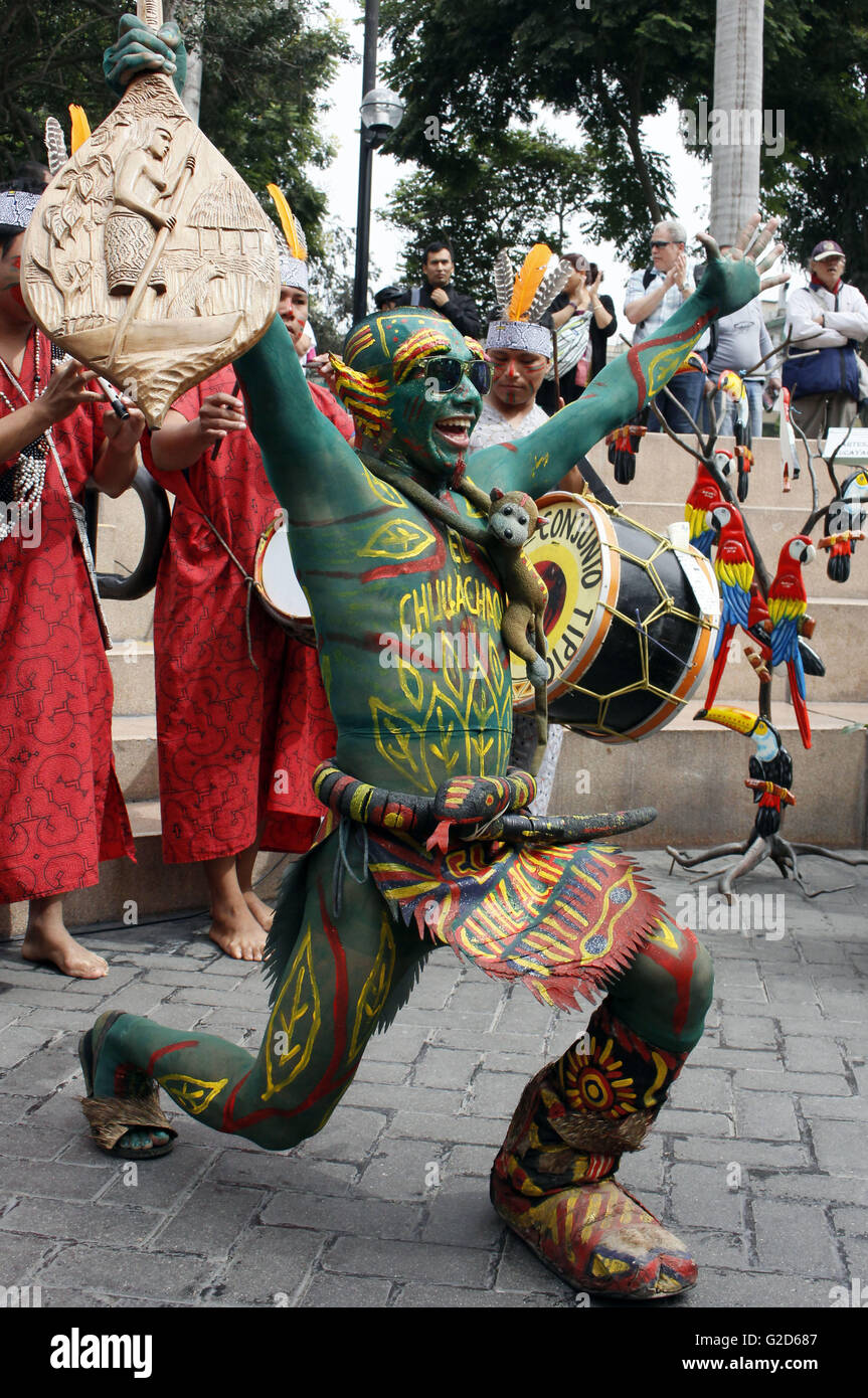 Lima, Pérou. 27 mai, 2016. Un danseur de l''Dance de l'Tulumayos' participe au lancement de "un Festival 2016 Juan' dans la municipalité du district de Miraflores, un quartier de Lima, Pérou, le 27 mai 2016. Selon la presse locale, le Conseil interrégional de l'Amazonie (CIAM, pour son sigle en espagnol) intégré par les ministères de l'Amazonie comme Amazon, Huanuco, Loreto, Madre de Dios, San Martin et Ucayali, participer au lancement de la fête de San Juan à l'Amazon "un Festival 2016 Juan'. © Luis Camacho/Xinhua/Alamy Live News Banque D'Images