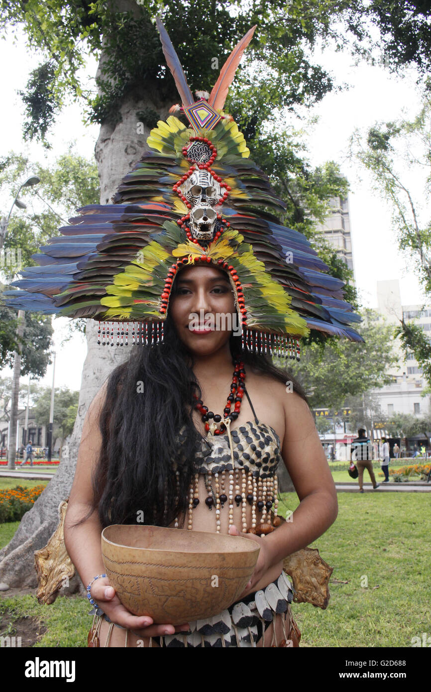 Lima, Pérou. 27 mai, 2016. Un danseur de l''Dance de l'Tulumayos' participe au lancement de "un Festival 2016 Juan' dans la municipalité du district de Miraflores, un quartier de Lima, Pérou, le 27 mai 2016. Selon la presse locale, le Conseil interrégional de l'Amazonie (CIAM, pour son sigle en espagnol) intégré par les ministères de l'Amazonie comme Amazon, Huanuco, Loreto, Madre de Dios, San Martin et Ucayali, participer au lancement de la fête de San Juan à l'Amazon "un Festival 2016 Juan'. © Luis Camacho/Xinhua/Alamy Live News Banque D'Images