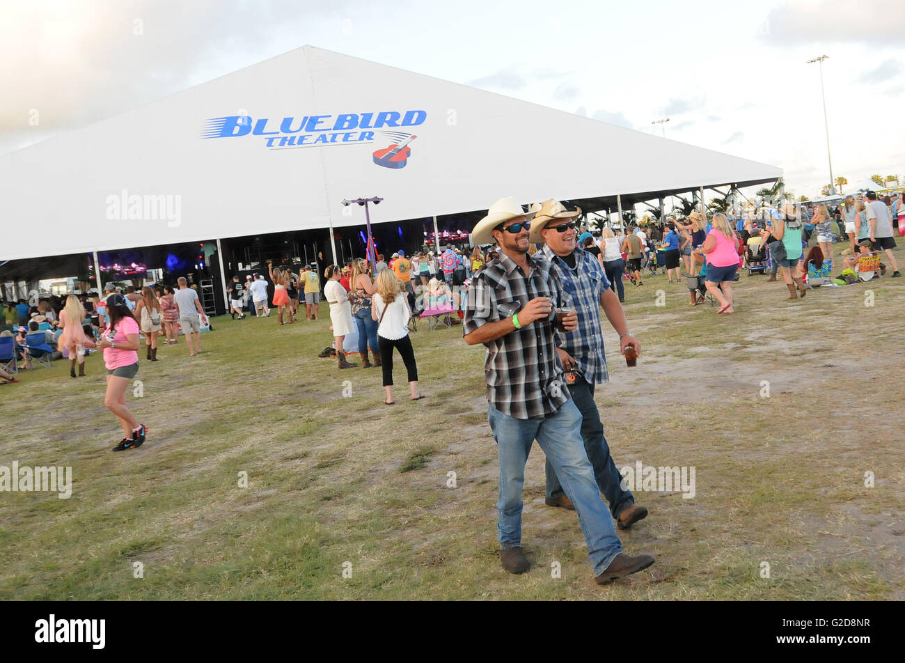 Daytona Beach, Floride, USA. 27 mai, 2016. 500 personnes assistent à la Pays du Great American Music Fest à Daytona, tenue à la Daytona International Speedway de Daytona Beach, Floride le 27 mai 2016. L'événement de trois jours durant le week-end du Memorial Day est prévu de présenter près de 40 artistes de musique country sur deux étapes. Crédit : Paul Hennessy/Alamy Live News Banque D'Images