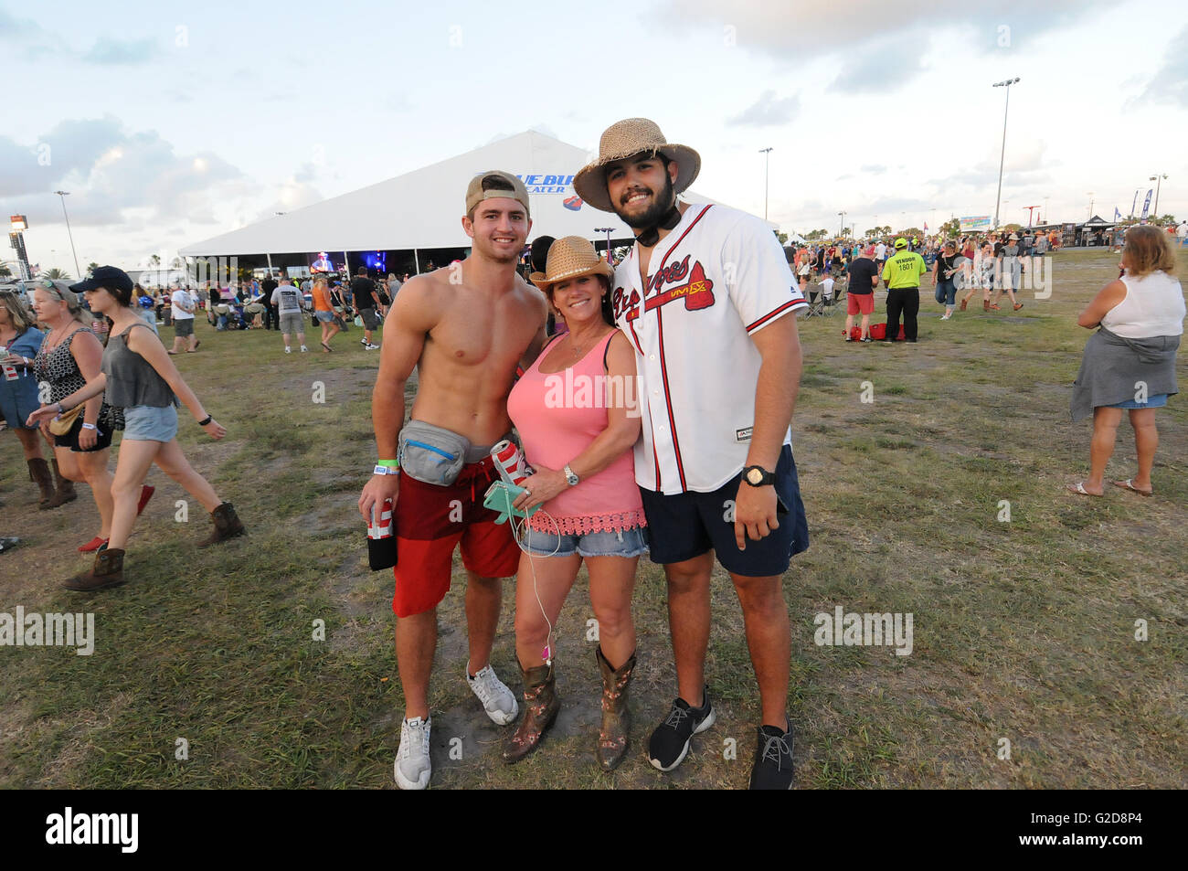 Daytona Beach, Floride, USA. 27 mai, 2016. Les gens apprécient le pays 500 Great American Music Fest à Daytona, tenue à la Daytona International Speedway de Daytona Beach, Floride le 27 mai 2016. L'événement de trois jours durant le week-end du Memorial Day est prévu de présenter près de 40 artistes de musique country sur deux étapes. Crédit : Paul Hennessy/Alamy Live News Banque D'Images