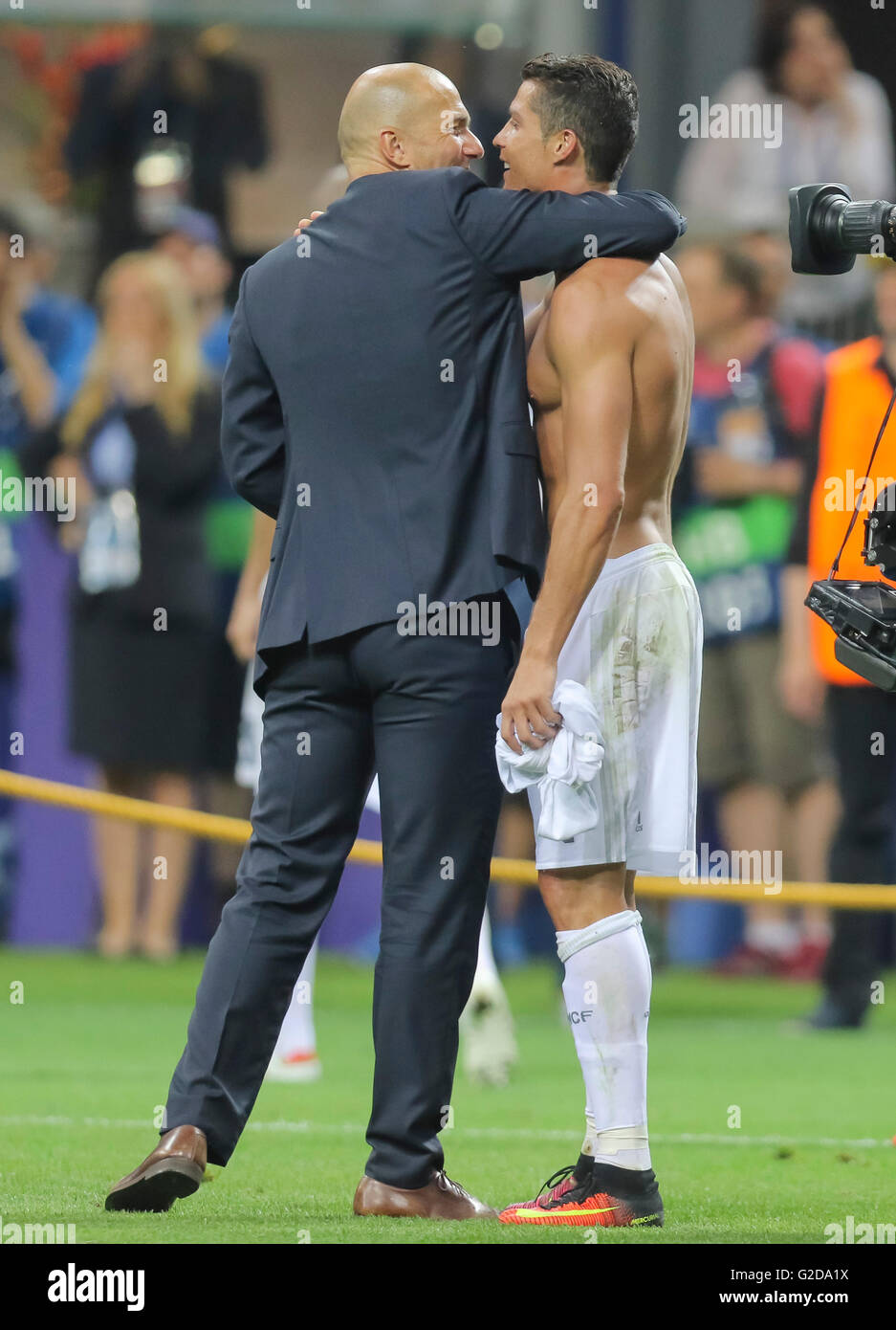 Milan, Italie. 28 mai, 2016. Cristiano Ronaldo, Real Madrid 7 célèbre son but pour 5-4 au penalty shoot out avec Zinedine Zidane, formateur de la Ligue des champions du Real Madrid, de la célébration de la cérémonie du Trophée REAL MADRID - Atletico Madrid 5-4 a.P. Fussball Ligue des Champions, finale, Milano, Italie, Mai 28th, 2016 CL Saison 2015-2016 Crédit : Peter Schatz / Alamy Live News Banque D'Images