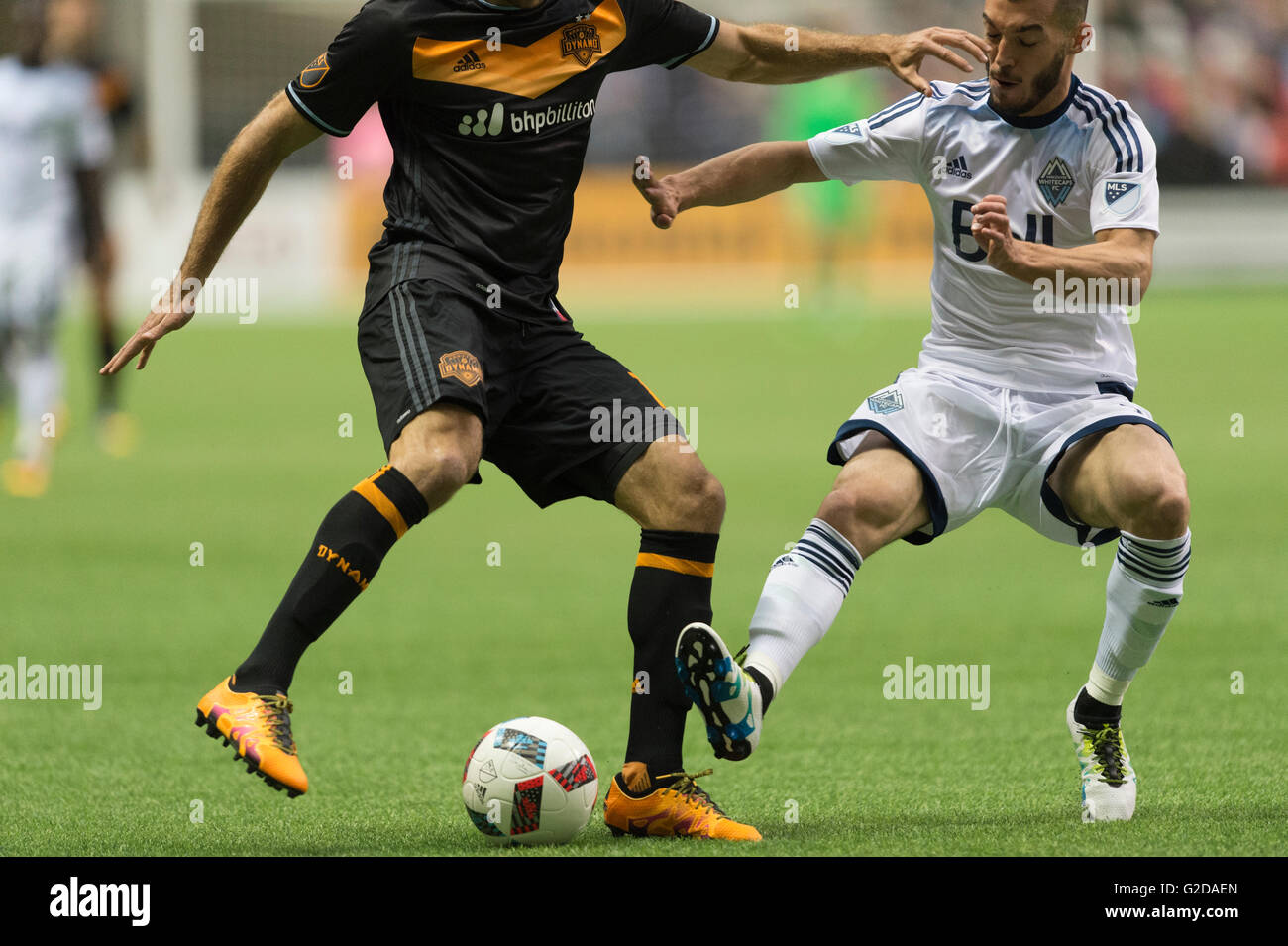 Vancouver, Canada. 28 mai, 2016. Le milieu de terrain des Whitecaps de Vancouver Russell Teibert (31) essayer d'obtenir la balle à partir de la dynamo de Houston l'avant Andrew Wenger (11). Whitecaps de Vancouver vs Houston Dynamo, BC Place Stadium. Score final 1-1. Credit : Gerry Rousseau/Alamy Live News Banque D'Images