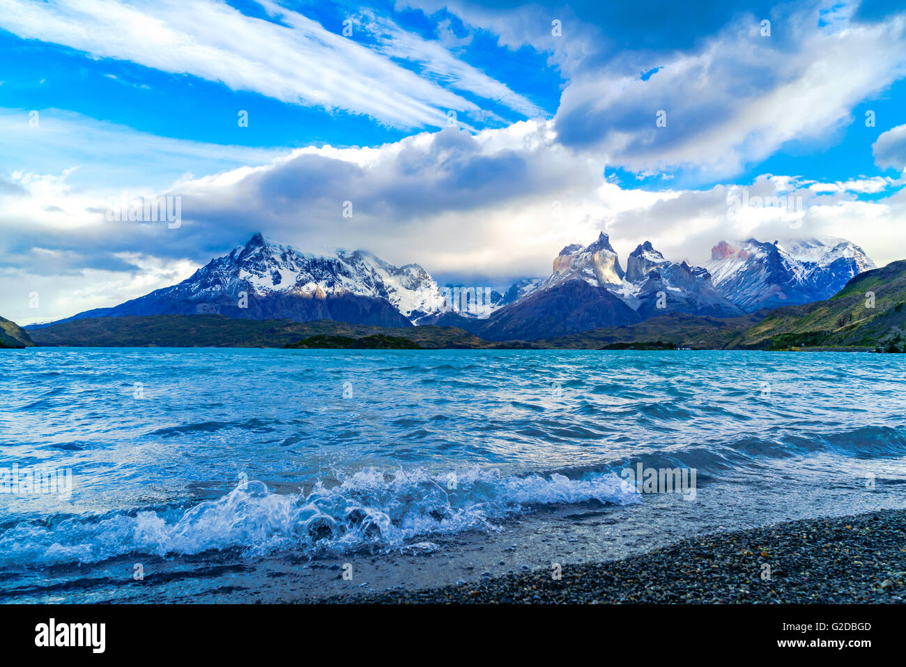 À l'onde le Lac Pehoe et la montagne dans le Parc National Torres del Paine, Chili Banque D'Images