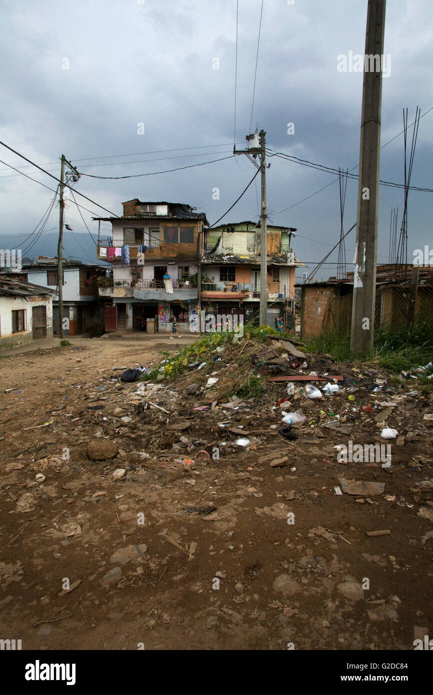 Quartier pauvre avec des tas d'ordures sur la saleté Street, Medellin, Colombie Banque D'Images