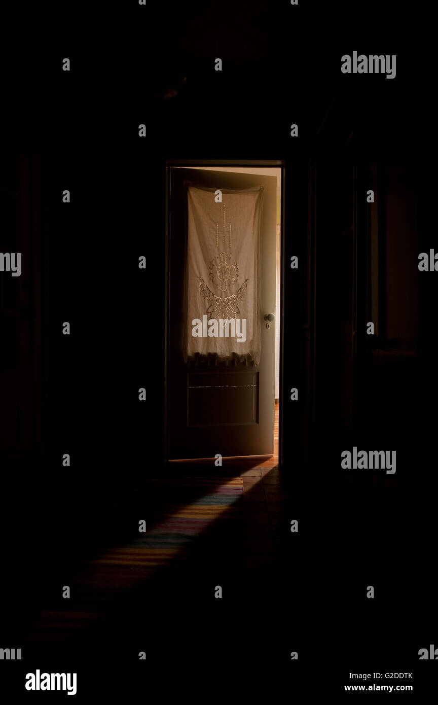 Porte entrouverte avec la lumière pénétrant par le crack Photo Stock - Alamy