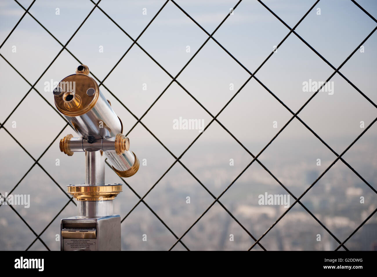 Télescope vers le haut de la Tour Eiffel, Paris, France Banque D'Images