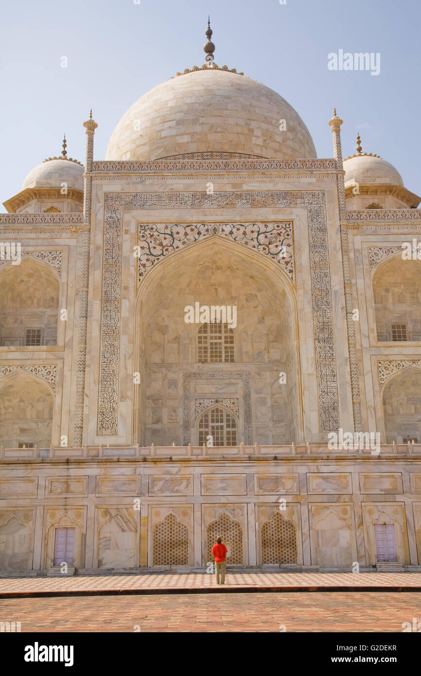 L'homme par le Mausolée du Taj Mahal, Agra, Inde Banque D'Images