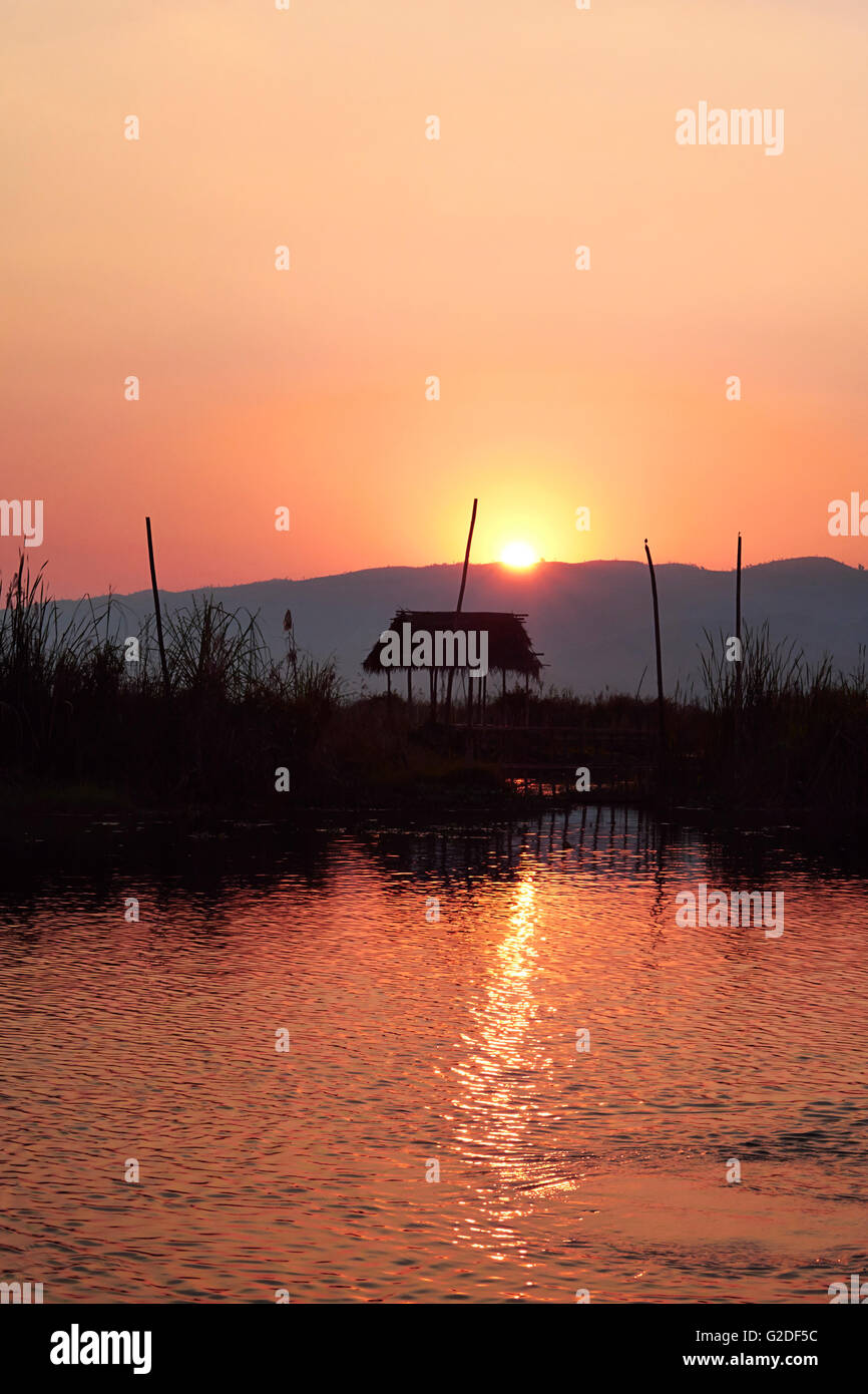 Lac au coucher du soleil, le Myanmar Banque D'Images