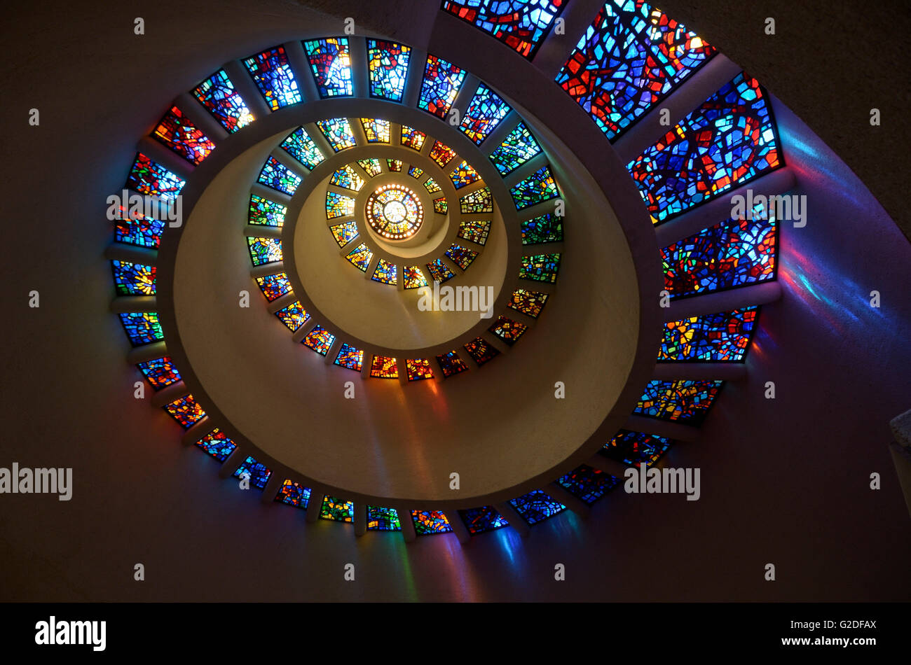 Vitrail en spirale, la fenêtre 'gloire', Thanks-Giving Square Chapelle, Dallas, Texas, USA Banque D'Images