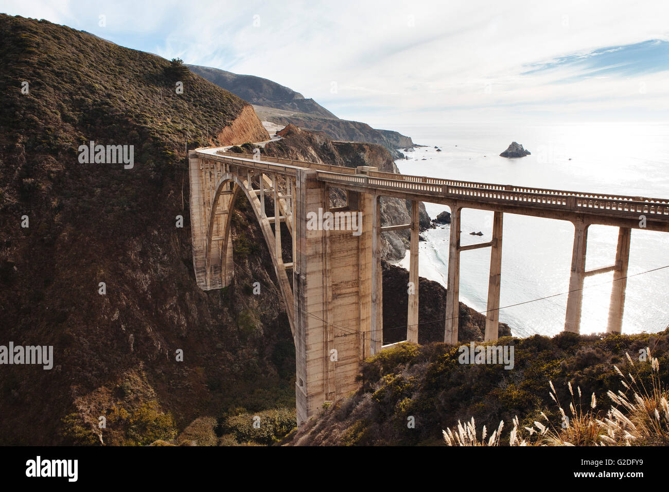 Pont surélevé le long de la côte montagneuse, Big Sur, Californie, USA Banque D'Images