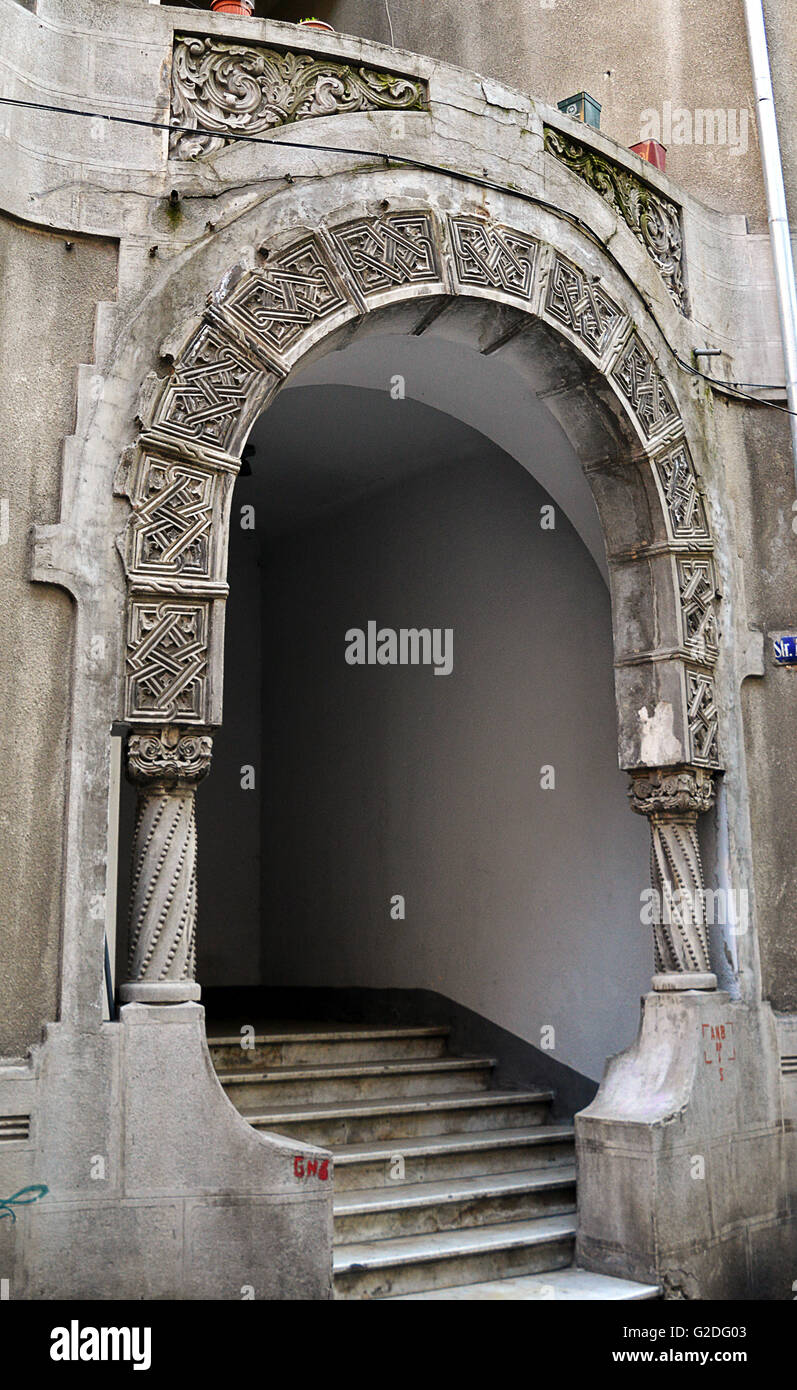Un porche d'entrée typique dans Neo-Romanian style d'architecture Ion Mincu tel que promu par dans les années 1890. Banque D'Images