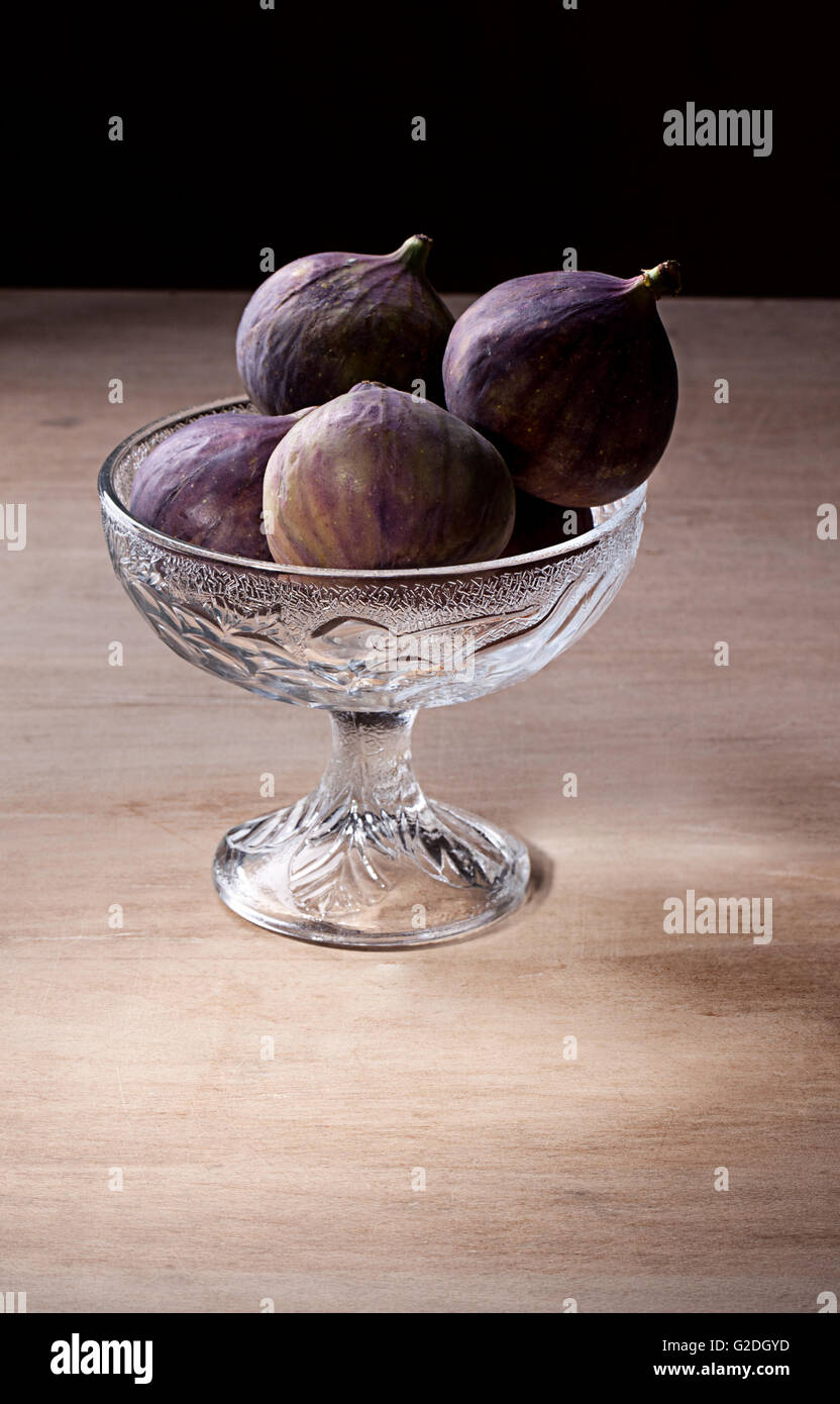 Fresh Fig de fruits dans un bol en verre décoratif Banque D'Images