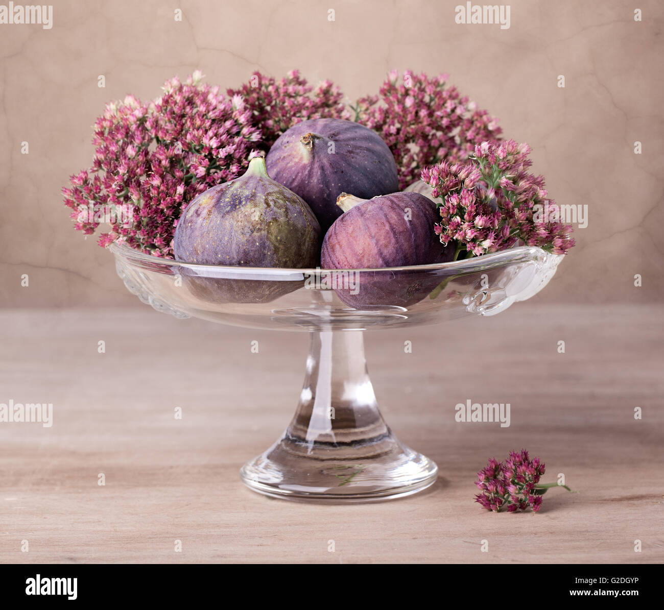 Fresh Fig de fruits dans un bol en verre décoratif Banque D'Images
