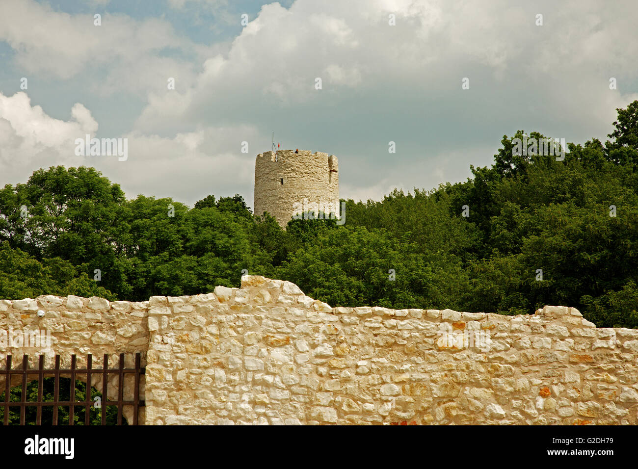 La Pologne, la vue depuis les ruines du château de la tour défensive à Kazimierz Dolny, avec au premier plan visible fragment Banque D'Images